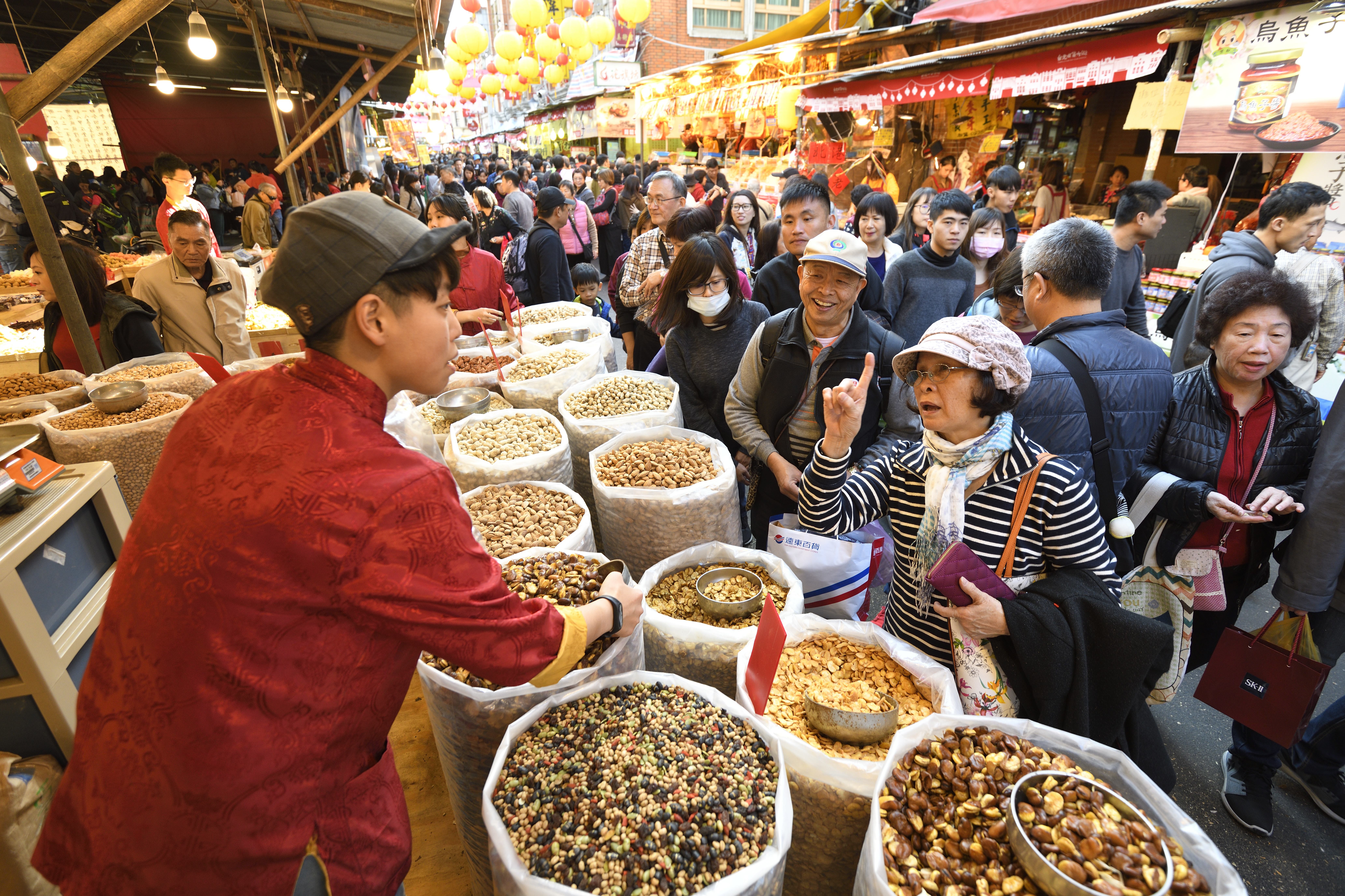 ▲▼年關將近，迪化街湧入大量採買年貨的民眾。迪化街,年貨大街,過年,辦年貨,瓜子,花生,糖果,紅包,麻佬,南北貨,乾貨。（圖／記者湯興漢攝）