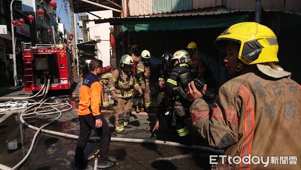 ▲台南市新美街火警，消防人員全力搶救1人送醫急救。（圖／記者林悅攝）