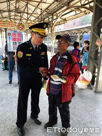 ▲台南市交警大隊大隊長翁誌宏，親率員警前往火車站等人潮聚集地，向民眾一一宣導各風景區交通管制措施。（圖／記者林悅翻攝，下同）