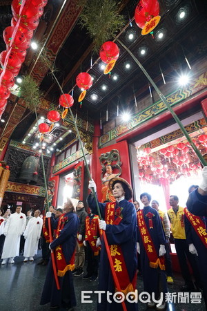 ▲▼28日，宜蘭縣長林姿妙在羅東鎮爐源寺「送神筅黗祭儀」，喜迎豬年。（圖／記者游芳男攝，下同）