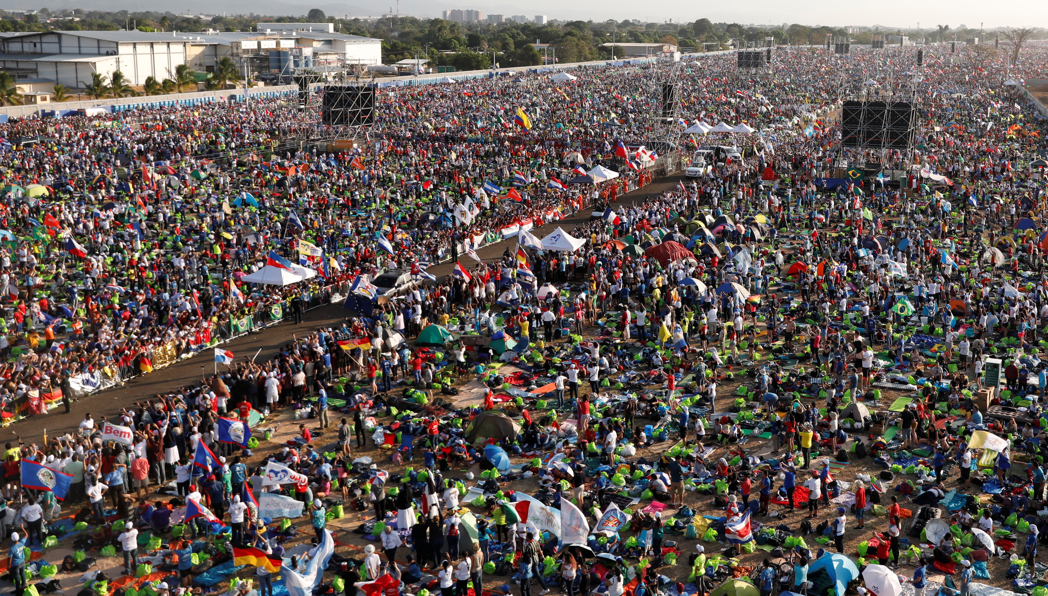 天主教「世界青年日」（World Youth Day）在巴拿馬首都巴拿馬市登場，教宗27日為數10萬名青年主持大型彌撒。（圖／路透社）