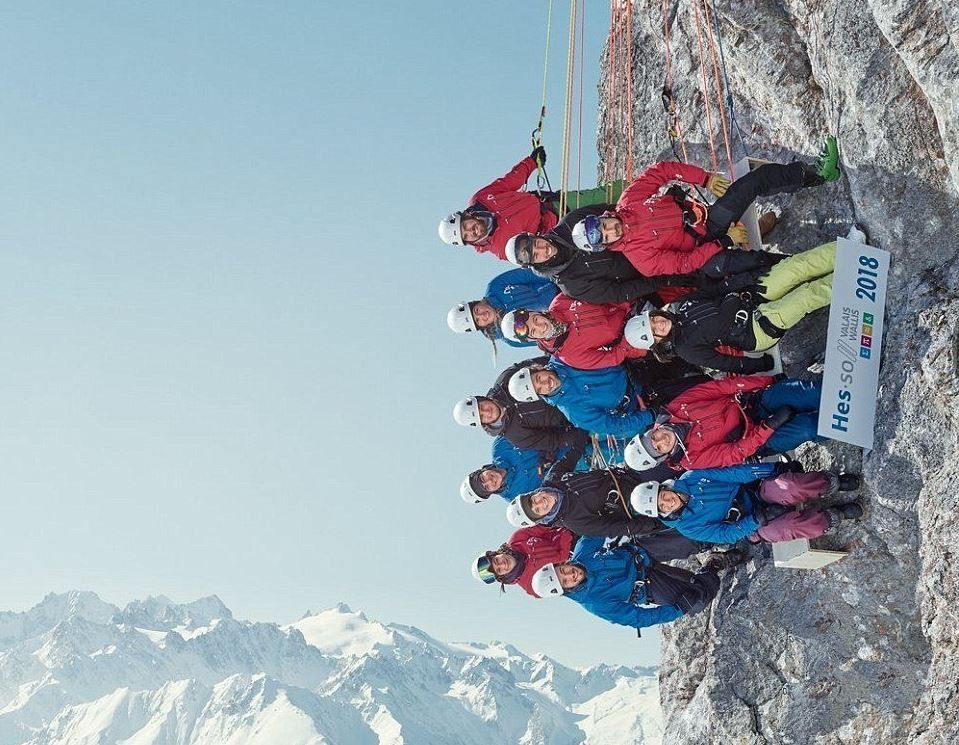 ▲▼瑞士大學山爬阿爾卑斯山拍超狂合照。（圖／翻攝自Facebook／Hes-so Valais Wallis）