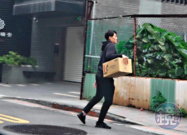 1月27日14：35，藍恭唯把車停在附近後，搬著紙箱走進鍾沛君住處。