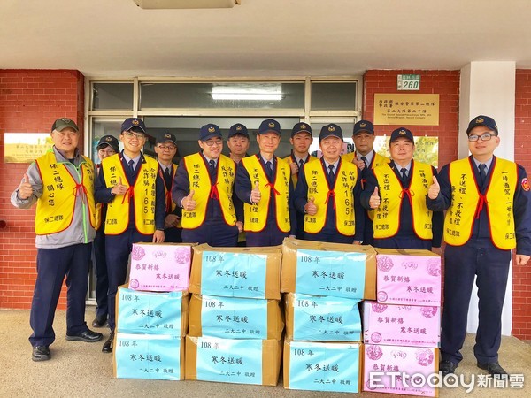 ▲ 核一保警寒冬送暖發放物資 弱勢家庭倍感溫馨過好年。（圖／記者郭世賢攝）