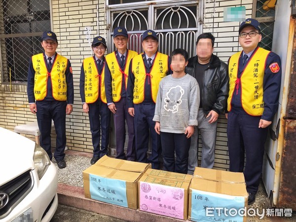 ▲ 核一保警寒冬送暖發放物資 弱勢家庭倍感溫馨過好年。（圖／記者郭世賢攝）