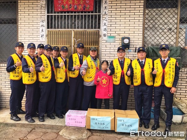 ▲ 核一保警寒冬送暖發放物資 弱勢家庭倍感溫馨過好年。（圖／記者郭世賢攝）