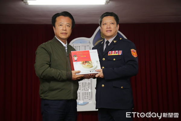 ▲▼ 春節工作起跑，翁章梁慰勞基層員警。（圖／記者翁伊森翻攝，下同）