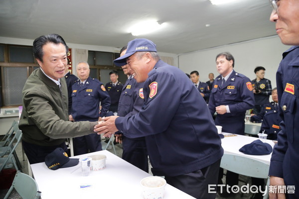 ▲▼ 春節工作起跑，翁章梁慰勞基層員警。（圖／記者翁伊森翻攝，下同）