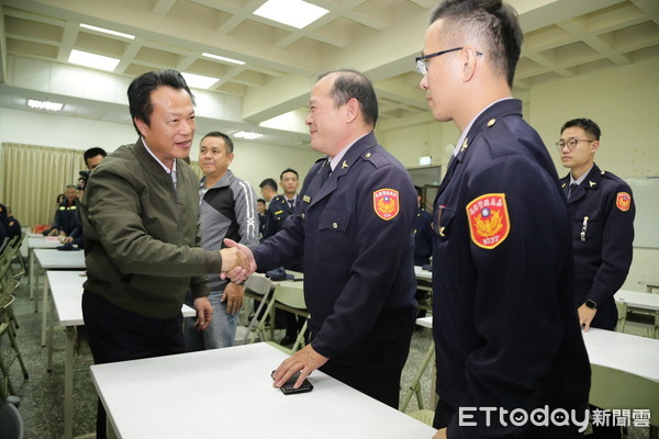 ▲▼ 春節工作起跑，翁章梁慰勞基層員警。（圖／記者翁伊森翻攝，下同）