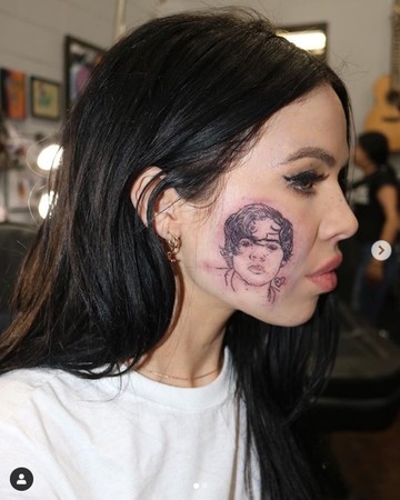 Kelsy Karter臉上刺青一世代哈利的臉。（圖／翻攝自Kelsy Karter IG）