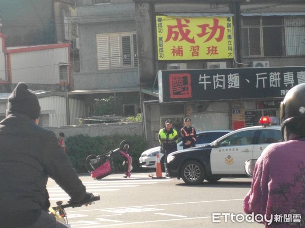 ▲機車也「立筊」！撞上對向轎車神奇翻轉　路人都驚嘆。（圖／記者陳凱力翻攝）