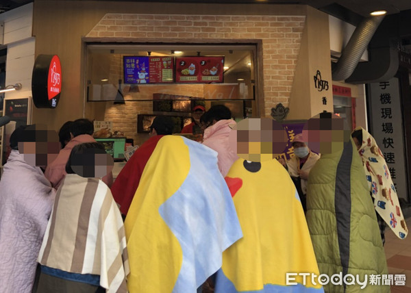 ▲繼光香香雞披被活動排隊人潮。（圖／記者黃士原攝）