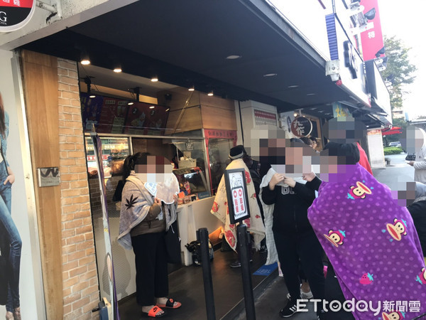 ▲繼光香香雞披被活動排隊人潮。（圖／記者黃士原攝）