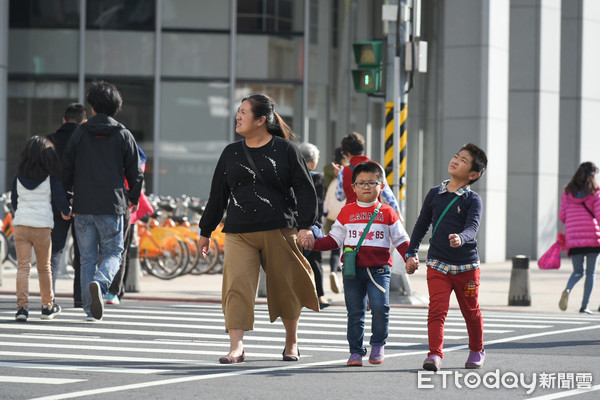 ▲▼冬天,冷氣團,回暖,冬陽,太陽,路人,行人,。（圖／記者林敬旻攝）