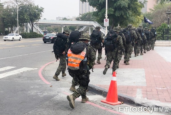 ▲▼俗稱「黑衣部隊」的海軍陸戰隊特勤隊，屬國軍反恐部隊，駐守高雄壽山多年，隊員多以原住民為主；「武裝日行軍」為特戰任務訓練課程之一。（圖／記者宋德威攝，下同）