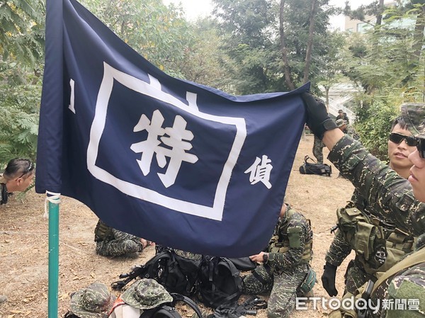 ▲▼俗稱「黑衣部隊」的海軍陸戰隊特勤隊，屬國軍反恐部隊，駐守高雄壽山多年，隊員多以原住民為主；「武裝日行軍」為特戰任務訓練課程之一。（圖／記者宋德威攝，下同）