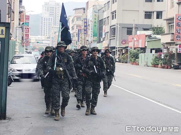 ▲▼俗稱「黑衣部隊」的海軍陸戰隊特勤隊，屬國軍反恐部隊，駐守高雄壽山多年，隊員多以原住民為主；「武裝日行軍」為特戰任務訓練課程之一。（圖／記者宋德威攝，下同）