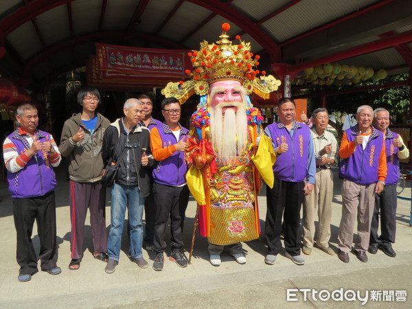 ▲台南學甲區鎮安宮「軟身福德爺」舉行重新「開光」儀式後，與董監事歡喜合照比出第一讚。（圖／記者林悅翻攝，下同）