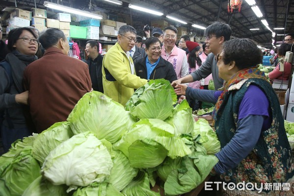 ▲柯文哲視察萬大果菜、魚類批發市場。（圖／記者季相儒攝）