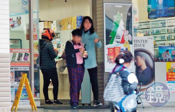 7：30　張國煒前妻蔡菁珊與兒子下車到便利商店買早餐。