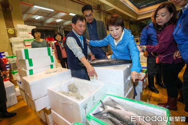 ▲▼盧秀燕凌晨視察魚市場及果菜批發市場。（圖／台中市政府提供）