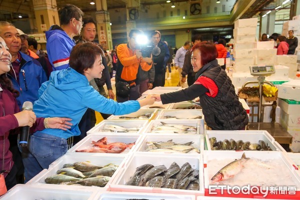 ▲▼盧秀燕凌晨視察魚市場及果菜批發市場。（圖／台中市政府提供）