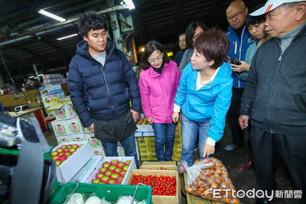 ▲▼盧秀燕凌晨視察魚市場及果菜批發市場。（圖／台中市政府提供）