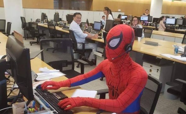 ▲▼最後1天工作！銀行員解脫了「變蜘蛛人鬧翻辦公室」。（圖／翻攝自imgur）