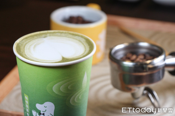 ▲cama咖啡與辻利抹茶聯名商品咖啡。（圖／記者黃士原攝）