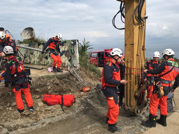 ▲▼宜蘭蘇澳鎮造船路往海軍蘇支部防空營防四連方向，30日11時53分許，有1輛水泥預拌車，於山路不慎翻覆摔落50公尺深邊坡邊。幸約55歲林姓駕駛腿部骨折、頭部撕裂傷，意識清楚，警消正搶救林男。（圖／宜蘭消防局提供，下同）