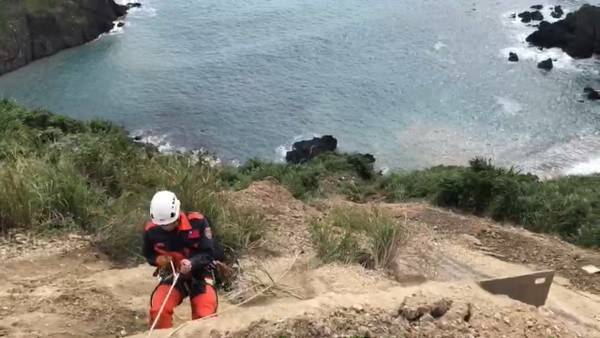 ▲▼宜蘭蘇澳鎮造船路往海軍蘇支部防空營防四連方向，30日11時53分許，有1輛水泥預拌車，於山路不慎翻覆摔落50公尺深邊坡邊。幸約55歲林姓駕駛腿部骨折、頭部撕裂傷，意識清楚，警消正搶救林男。（圖／宜蘭消防局提供，下同）