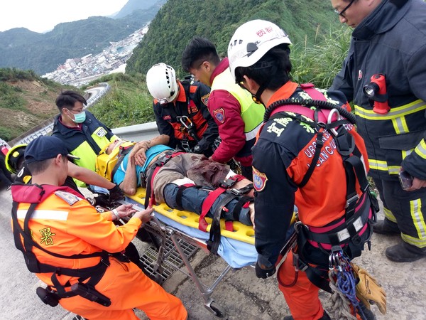 ▲▼宜蘭蘇澳鎮造船路往海軍蘇支部防空營防四連方向，30日11時53分許，有1輛水泥預拌車，於山路不慎從邊坡摔落50公尺下海中。被甩出的約55歲林姓駕駛，幸雙腳骨折、頭部及雙手多處撕裂傷，意識清楚，警消搶救林男後送羅東博愛醫院救治。（圖／宜蘭消防局提供，下同）