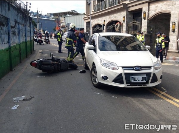 ▲▼男子開車出門上班，竟輾過倒地的機車騎士。（圖／記者林煒傑翻攝）