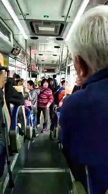 ▲ 滿座公車爭博愛座大吵 2人大聲咆哮乘客大聲喝斥制止。（圖／翻攝自「爆笑公社」）