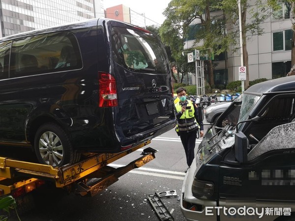  ▲▼ 廂型車撞上拖吊車 。（圖／記者黃彥傑攝）