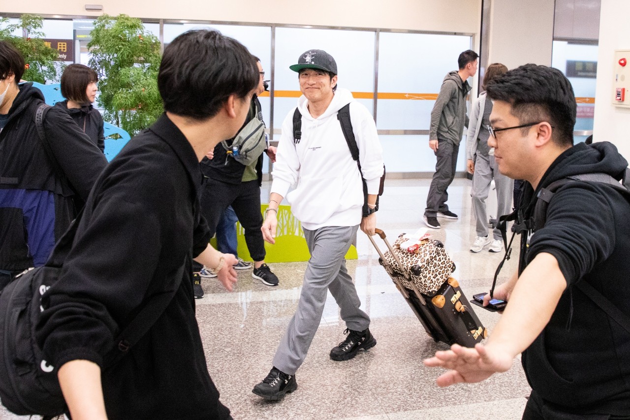 直擊 等了快27年 粉絲等9小時接機mr Children櫻井和壽笑了 Ettoday星光雲 Ettoday新聞雲