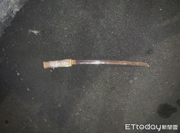 ▲▼男子持武士刀對警嗆聲「打死我啊！」（圖／記者林煒傑翻攝）