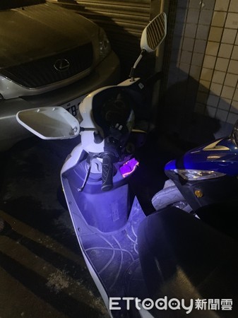 ▲▼男子持武士刀對警嗆聲「打死我啊！」（圖／記者林煒傑翻攝）