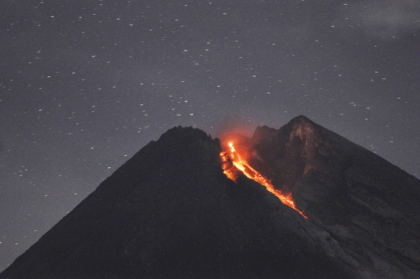 ▲▼印尼默拉皮火山1月29日噴出岩漿流。（圖／達志影像／美聯社）