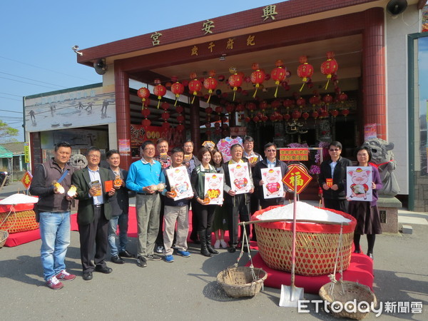 ▲交通部觀光局雲管處長徐振能及興安宮主委洪鶴年等人共同敲響愛心鑼，公布過平安橋、好禮5重送等系列活動，希望新的一年為民眾帶來平安福氣。（圖／記者林悅翻攝，下同）