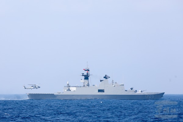 海軍艦艇航行體驗營　學子見證海軍精實戰力。（圖／軍聞社）