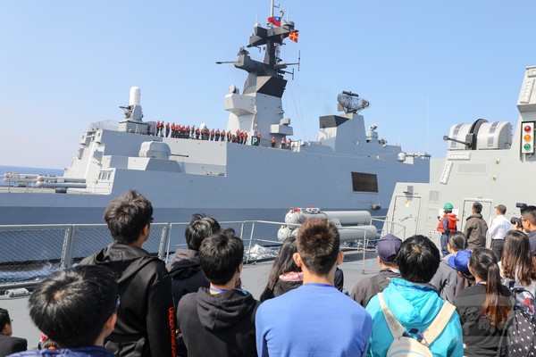 海軍艦艇航行體驗營　學子見證海軍精實戰力。（圖／軍聞社）