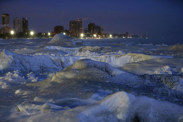 ▲▼極地渦旋寒潮，芝加哥密西根湖水都凍到結冰。（圖／達志影像／美聯社）