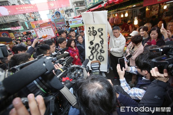 ▲柯文哲出席「2019臺灣年味在臺北」榮濱商店街走街。（圖／記者季相儒攝）