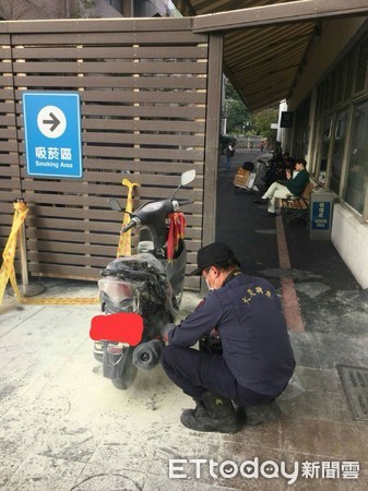 ▲▼松山機場內機車突起火。（圖／記者柳名耕翻攝）