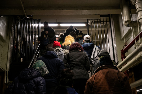▲▼美國一名媽媽搭乘紐約地鐵時，因為要抱小孩走樓梯，不慎摔死。（圖／路透）