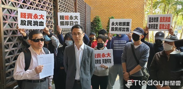 ▲永大小股東黃文泰按鈴控告董事　反對強行通過日立收購案。（圖／相關人士提供）