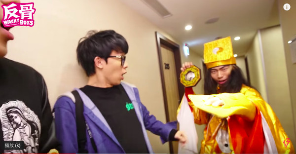 ▲▼  瑋哥化身超級感硬人逛西門町旅社             。（圖／取自影片）