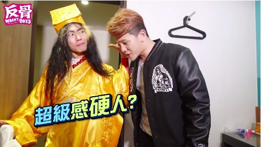 ▲▼  瑋哥化身超級感硬人逛西門町旅社             。（圖／取自影片）