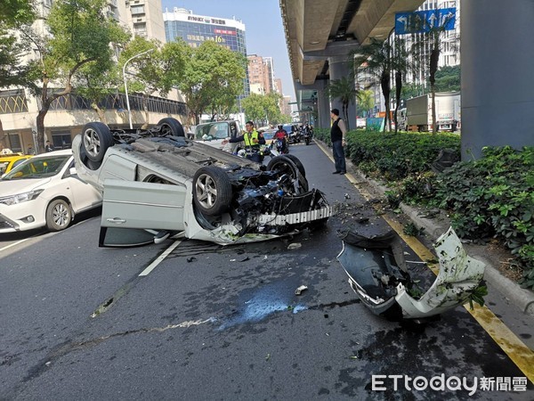 ▲▼北市車禍，轎車失控翻車。（圖／記者莊雅婷攝）